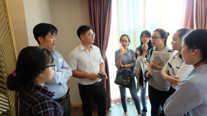 Sinh viên phỏng vấn cán bộ Đào tạo tại tại Khách sạn Mường Thanh Holiday (Mũi Né)