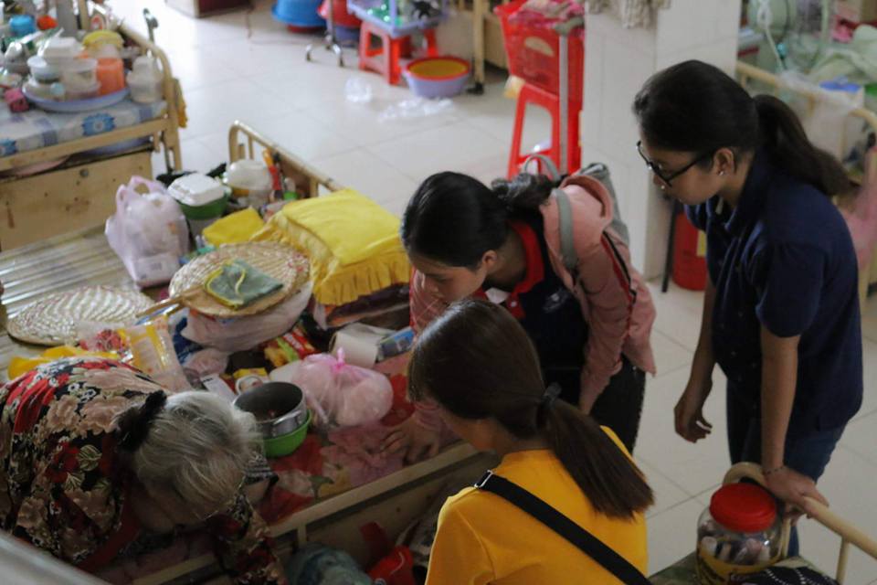 Sinh viên Cao đẳng Việt Mỹ đi thiện nguyện chia sẻ