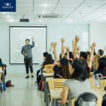 Các bạn sinh viên tích cực đưa tay đặt ra các câu hỏi dành cho khách mời.