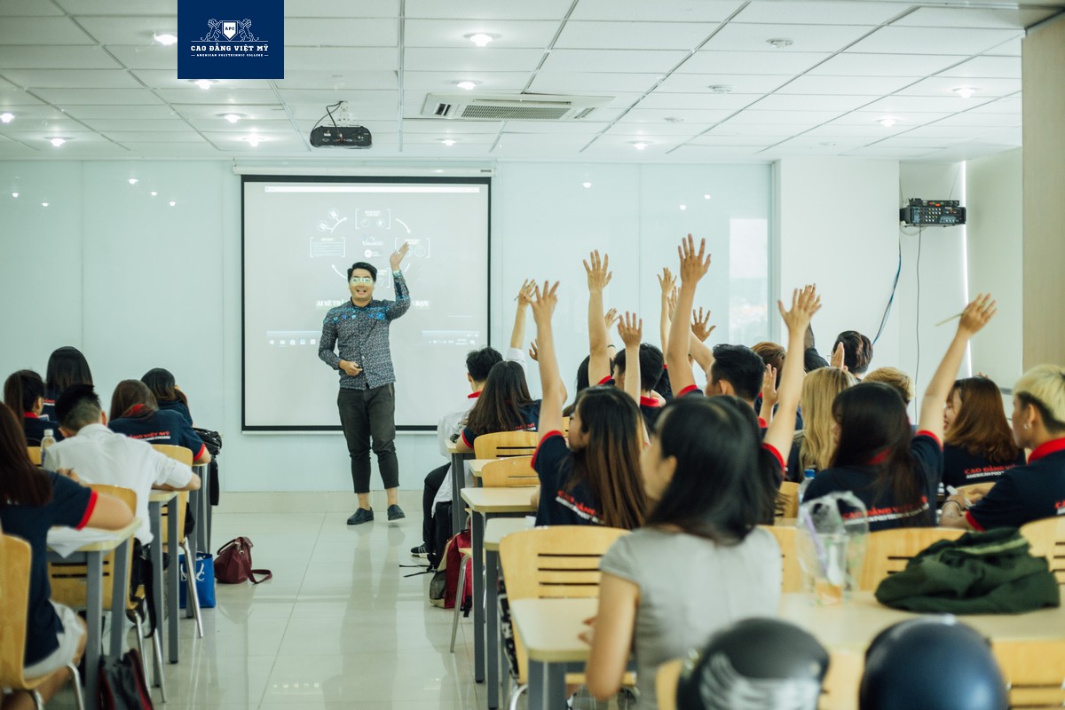 Các bạn sinh viên tích cực đưa tay đặt ra các câu hỏi dành cho khách mời.