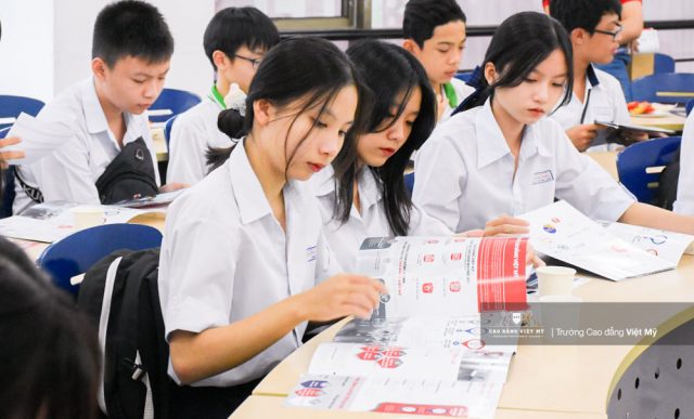 Học sinh được tìm hiểu về ngành học tại Trường Cao Đẳng Việt Mỹ.
