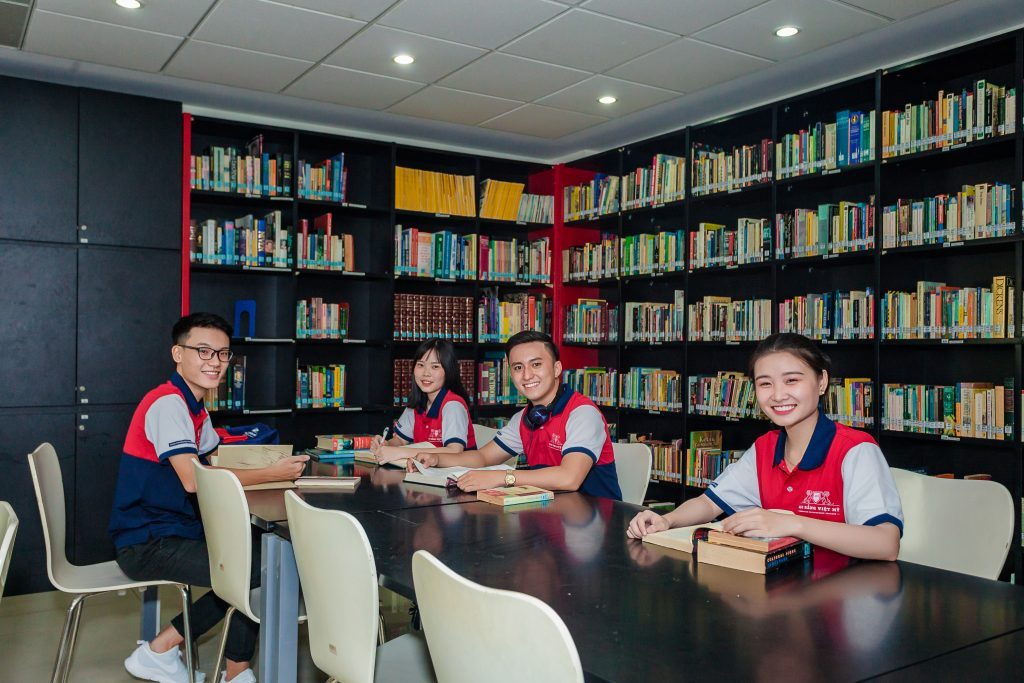 Many schools offer Korean Studies programs, including Viet My College. Nhiều trường đào tạo ngành Hàn Quốc học trong đó có Cao Đẳng Việt Mỹ.