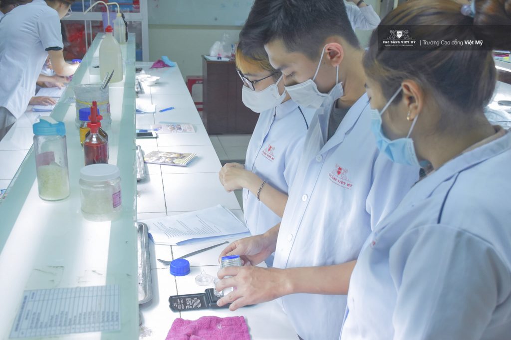 Sinh viên ngành Dược học thực hành tại Cao Đẳng Việt Mỹ.