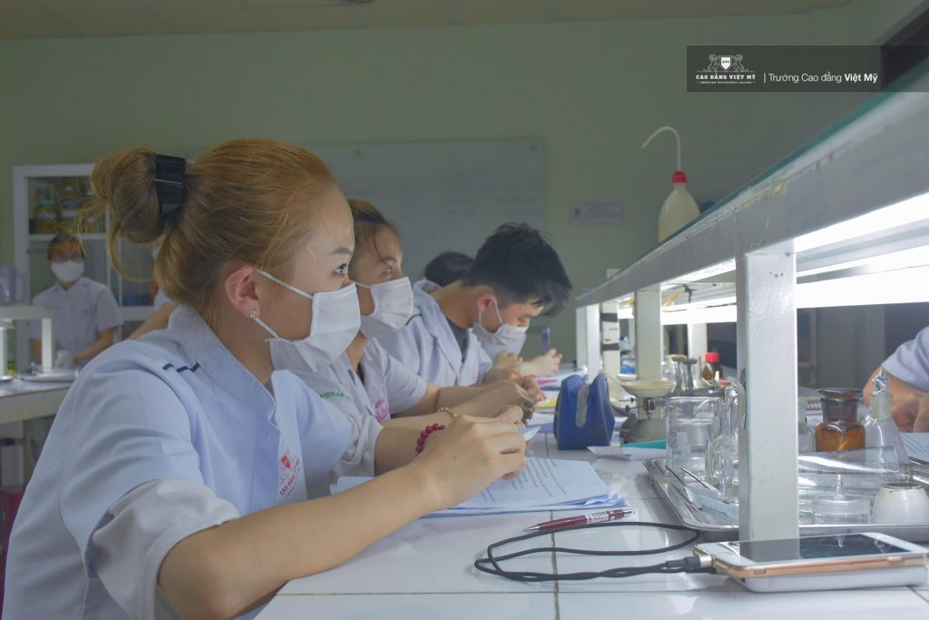 Sinh viên cao đẳng Việt Mỹ thực hành môn học tại phòng thí nghiệm.
