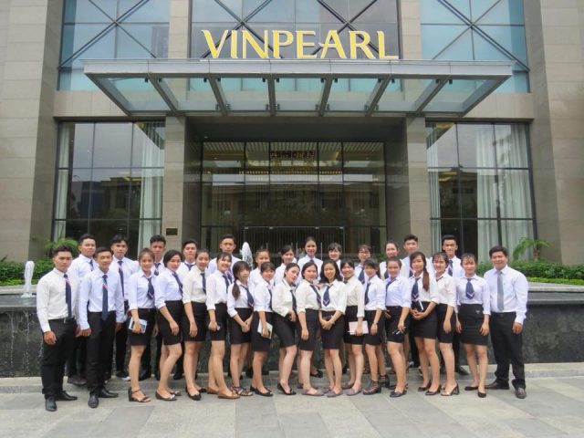 Sinh viên ngành quản trị khách sạn trường Cao đẳng Việt Mỹ thực tập tại VinPearl. Sinh viên ngành quản trị khách sạn trường Cao đẳng Việt Mỹ thực tập tại VinPearl.