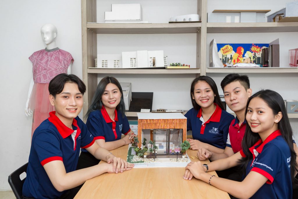 Students from Viet My College design furniture products. Sinh viên trường Cao đẳng Việt Mỹ thiết kế sản phẩm nội thất.