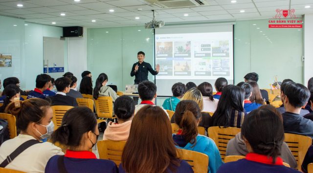 Sinh viên Cao đẳng Việt Mỹ học hỏi kinh nghiệm từ các diễn giả
