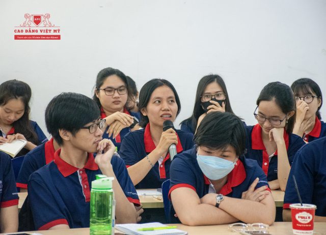 Sinh viên đặt những câu hỏi đến các khách mời
