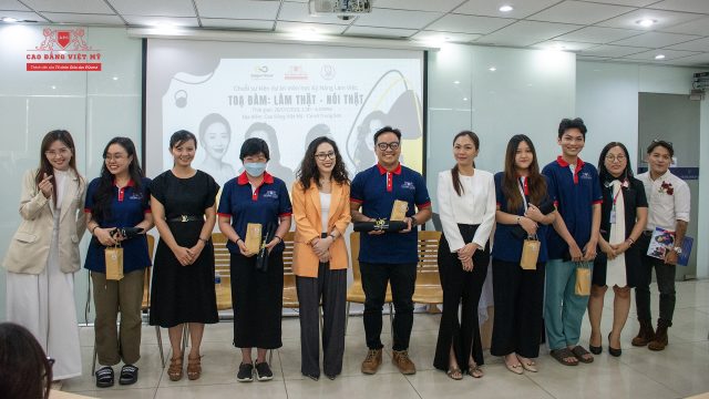 Món quà từ nhà tài trợ gửi đến các bạn sinh viên