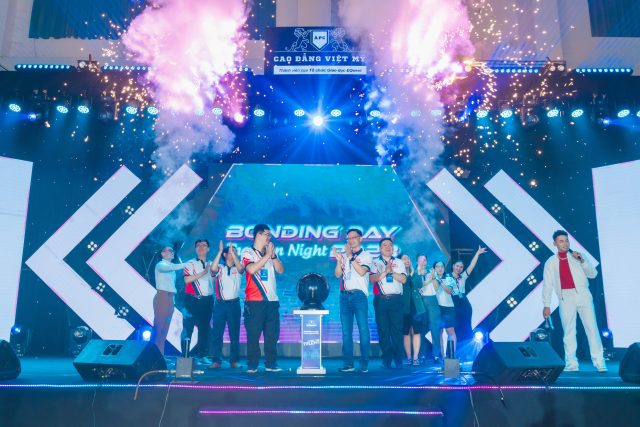 Ban giám hiệu và Thầy Cô đại diện các khoa, phòng ban cùng thực hiện khai mạc sự kiện Chung kết VietMy's Got Talent kết hợp Bonding Day - The Lion Night 2023