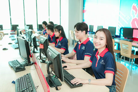 Sinh viên Việt Mỹ học máy tính