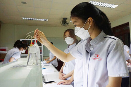 Sinh viên Việt Mỹ học tại phòng thực hành dược