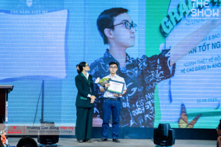 Sinh viên đoạt giải "Mầm xanh sáng tạo" được tuyên dương và cùng giảng viên nhìn lại hành trình học tập tại Cao đẳng Việt Mỹ