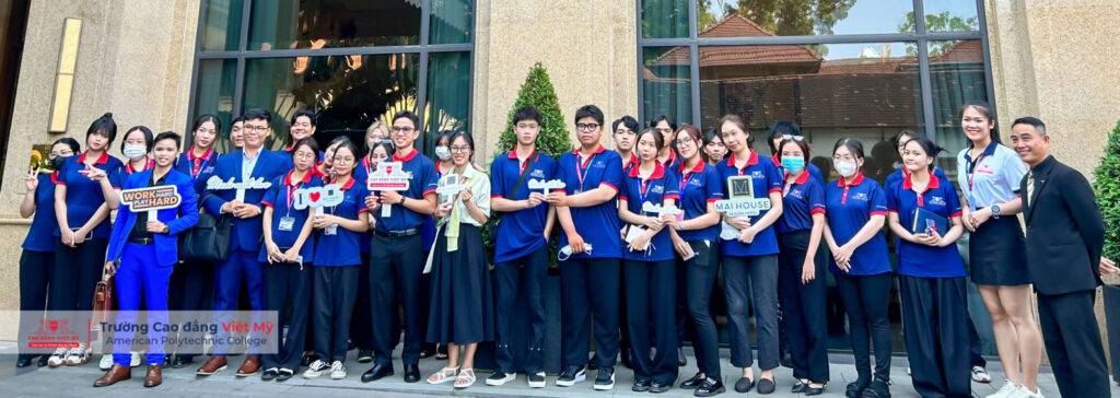 Giảng viên và sinh viên trường Cao đẳng Việt Mỹ check-in tại khách sạn Mai House.