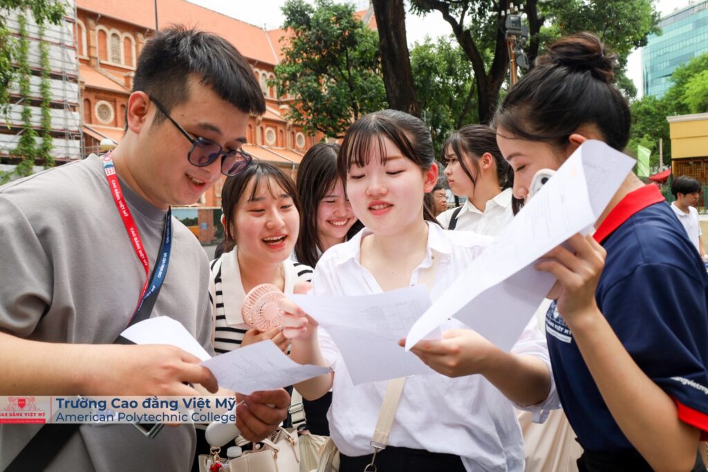 sinh viên việt mỹ hóa thân “hướng dẫn viên du lịch” - cùng học sinh nhật khám phá tp.hcm