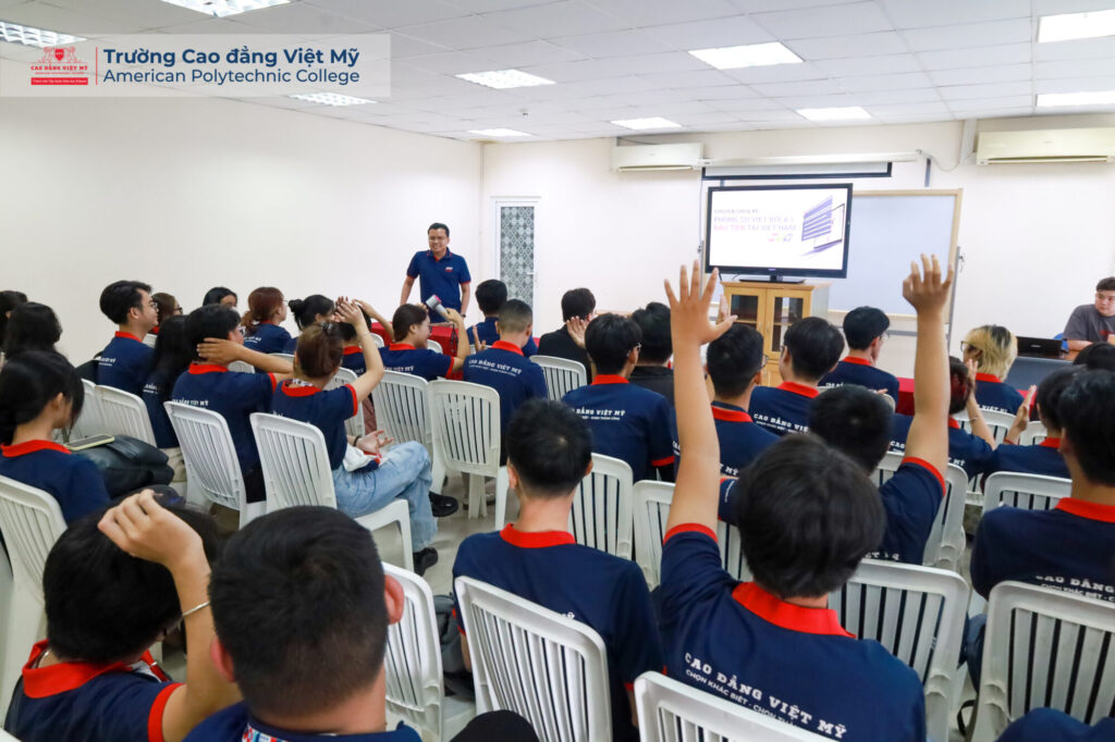Vietnamese-American students enthusiastically exchanged ideas and interacted with journalist Tran Thinh. Các bạn sinh viên Việt Mỹ hào hứng trao đổi và giao lưu cùng Nhà báo Trần Thịnh