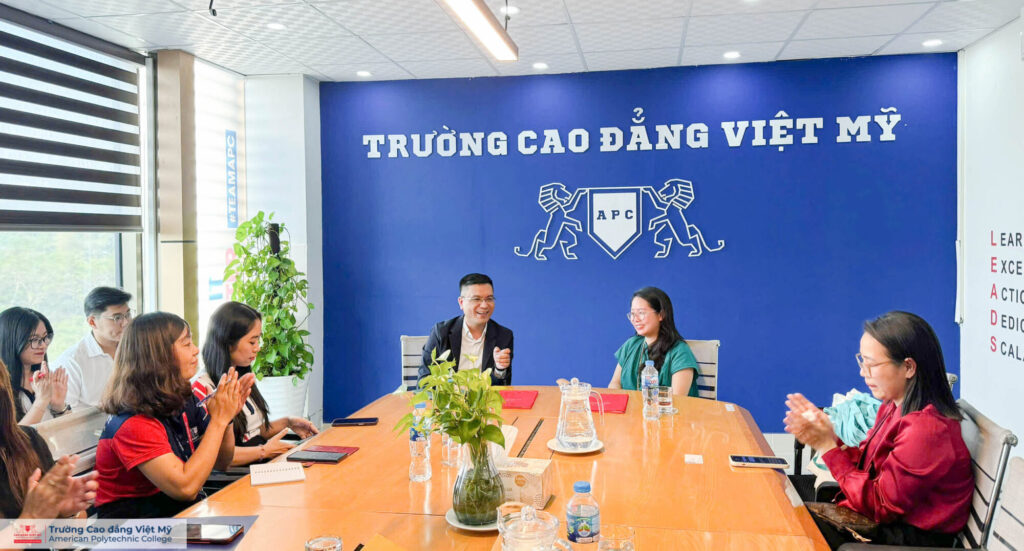 Đai diện Trường Cao đẳng Việt Mỹ cùng Công ty Cổ phần Quốc tế Kim Nguyên Bảo trao đổi về kế hoạch và định hướng đào tạo để giúp sinh viên Việt Mỹ hội nhập quốc tế
