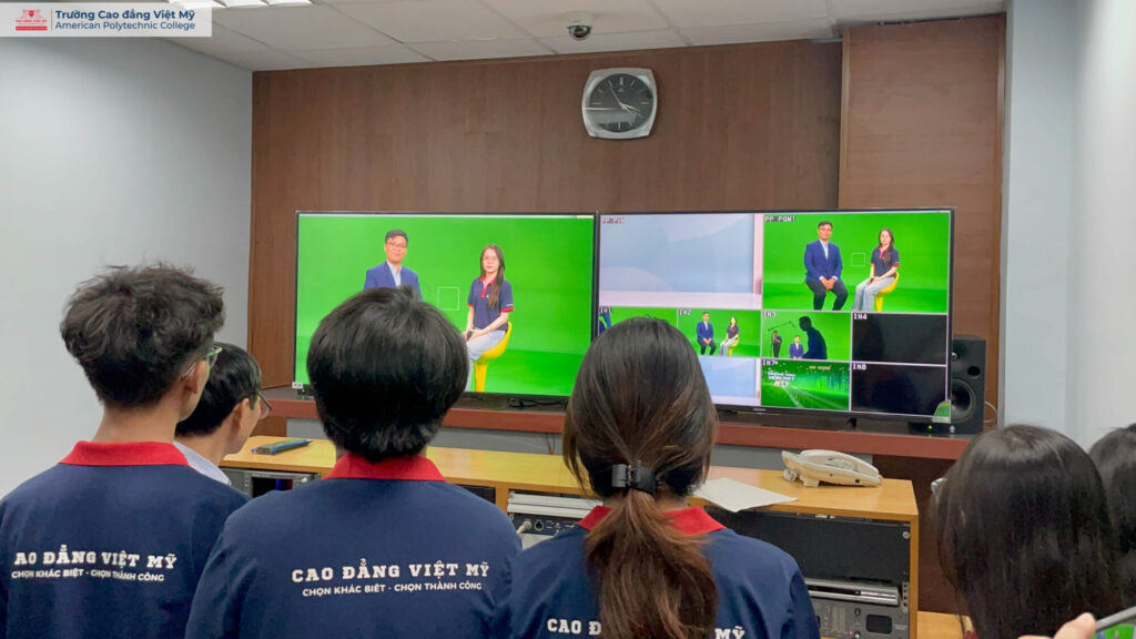 Các bạn sinh viên Việt Mỹ được trực tiếp trải nghiệm thử vai trò MC tại phim trường phông xanh của HTV