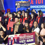 Hình 5: Khoảnh khắc đầy cảm xúc cuối buổi lễ tốt nghiệp. Nguồn: Cựu sinh viên thiết kế đồ họa Lương Hoàng Phúc