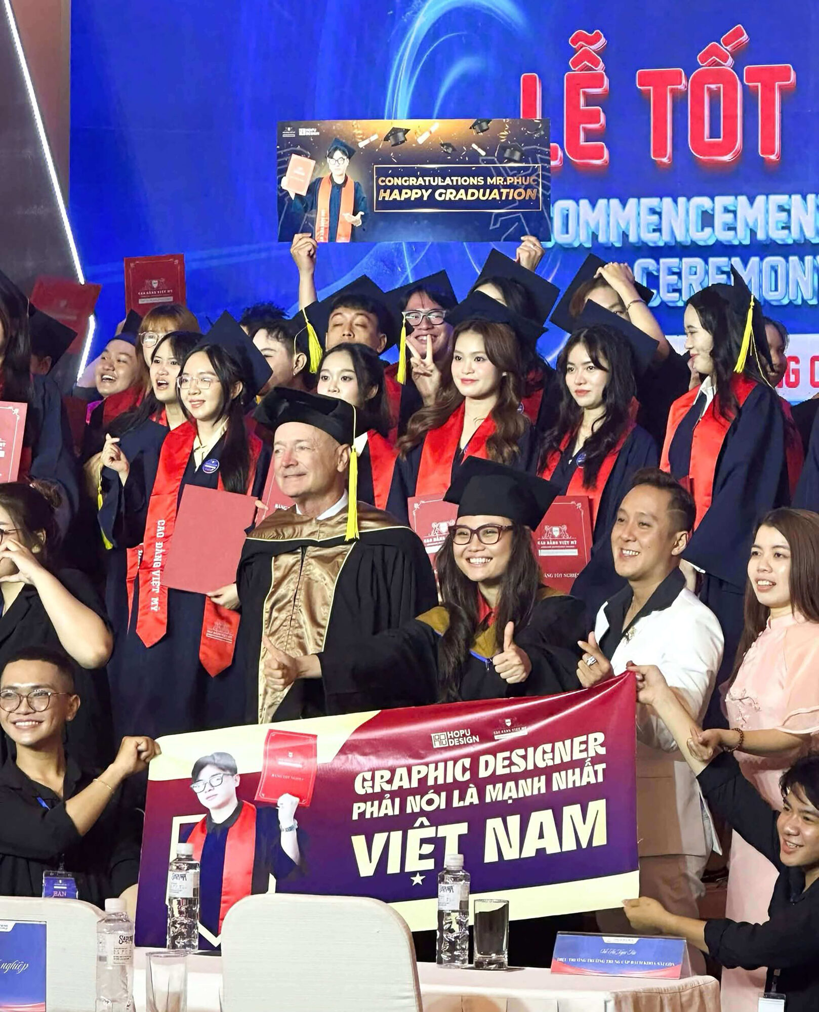Hình 5: Khoảnh khắc đầy cảm xúc cuối buổi lễ tốt nghiệp. Nguồn: Cựu sinh viên thiết kế đồ họa Lương Hoàng Phúc