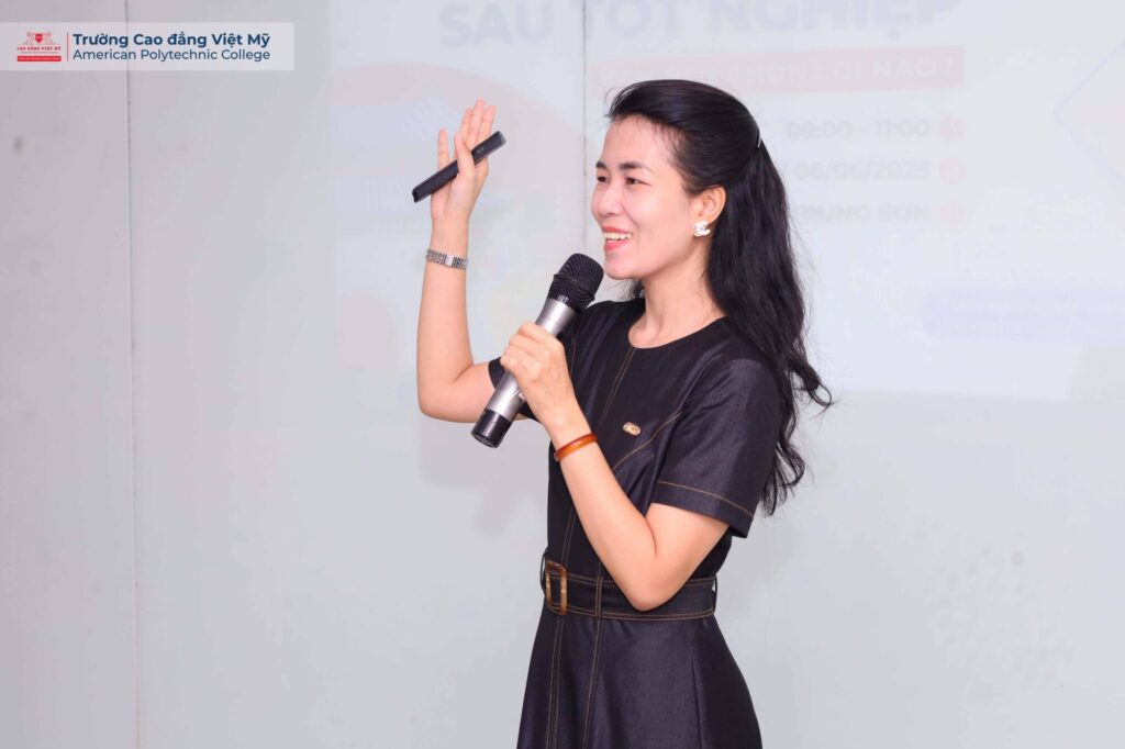 Diễn giả khách mời: ThS. NCS Cao Thúy Oanh chia sẻ "6 Lối Rẽ Sau Tốt Nghiệp cho ngành Tiếng Hàn"