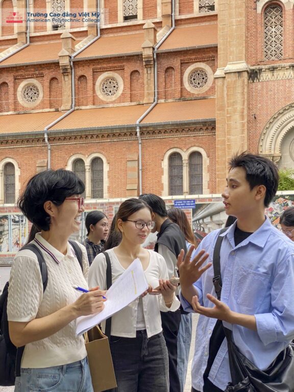 Các sinh viên ngành Tiếng Hàn tự tin giới thiệu các điểm đến văn hóa, lịch sử nổi tiếng của TP.HCM bằng tiếng Hàn