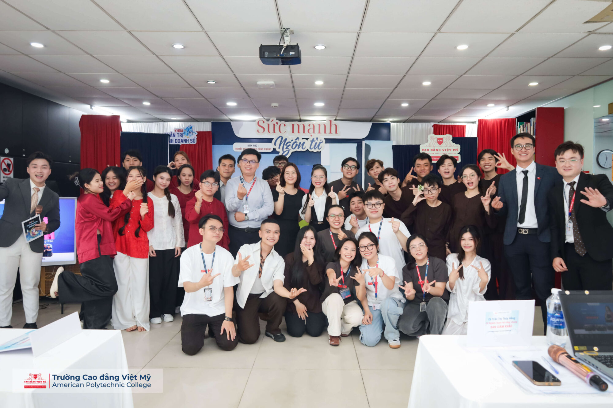 Kỹ năng thuyết trình trước công chúng, sinh viên ngành Quan hệ công chúng đã tự tay tổ chức sự kiện học thuật mang tên “Sức mạnh ngôn từ
