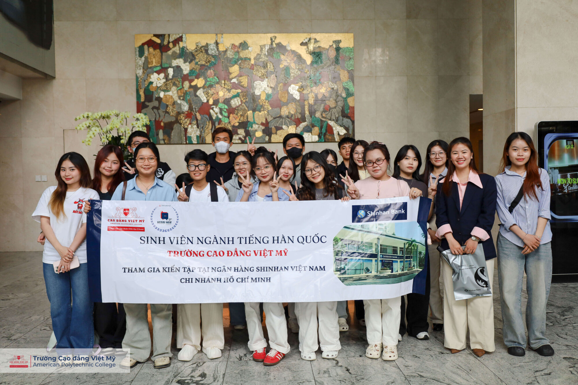 sinh viên ngành Tiếng Hàn – Trường Cao đẳng Việt Mỹ đã có chuyến kiến tập thực tế tại Ngân hàng Shinhan Việt Nam