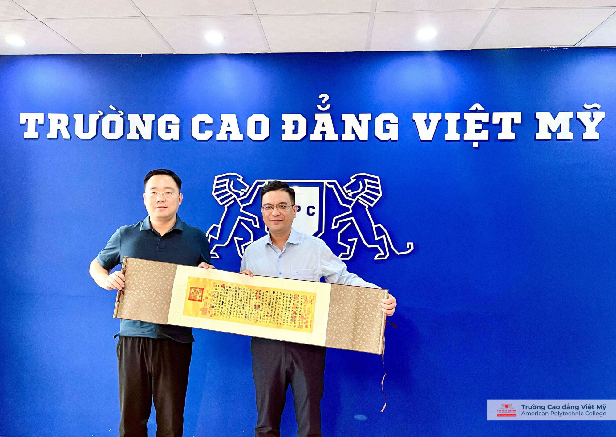 Đại học Ngoại ngữ Việt Tú Chiết Giang đã trao tặng Cao đẳng Việt Mỹ bức thư pháp “Lan Đình Tập Tự” của Vương Hi Chi