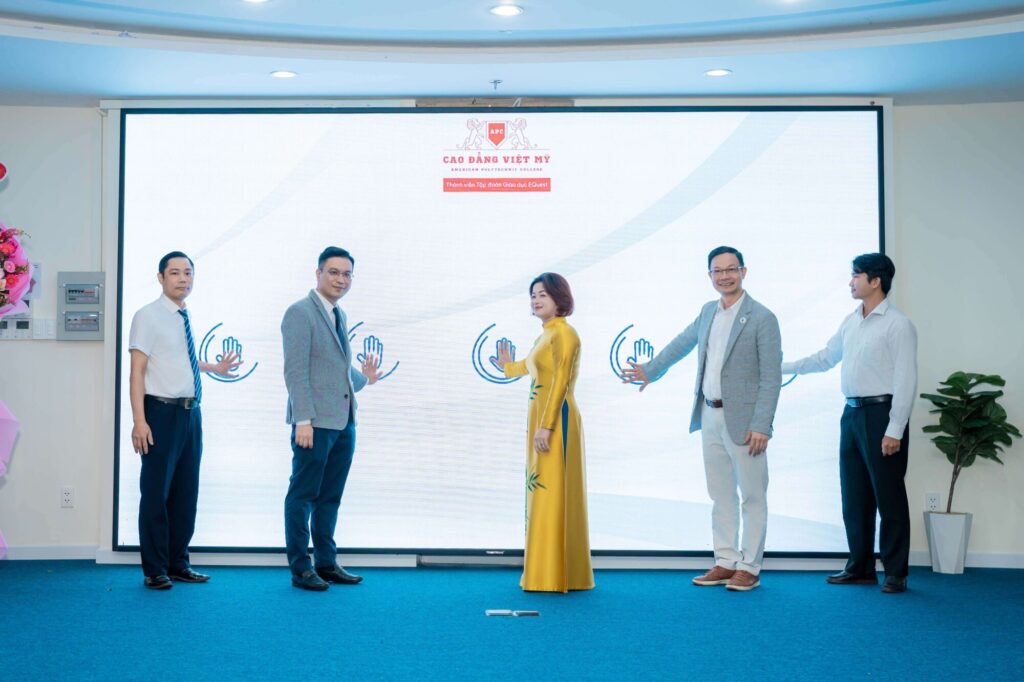 Ban Giám hiệu nhà trường thực hiện nghi thức "Cam kết Văn hóa Kiểm định
