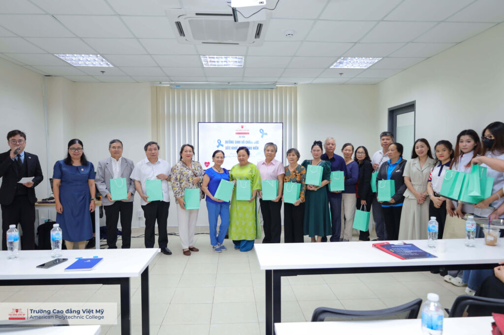 Dinh dưỡng và chăm sóc sức khỏe người cao niên – Hoạt động thực tiễn giàu giá trị tại Trường Cao đẳng Việt Mỹ