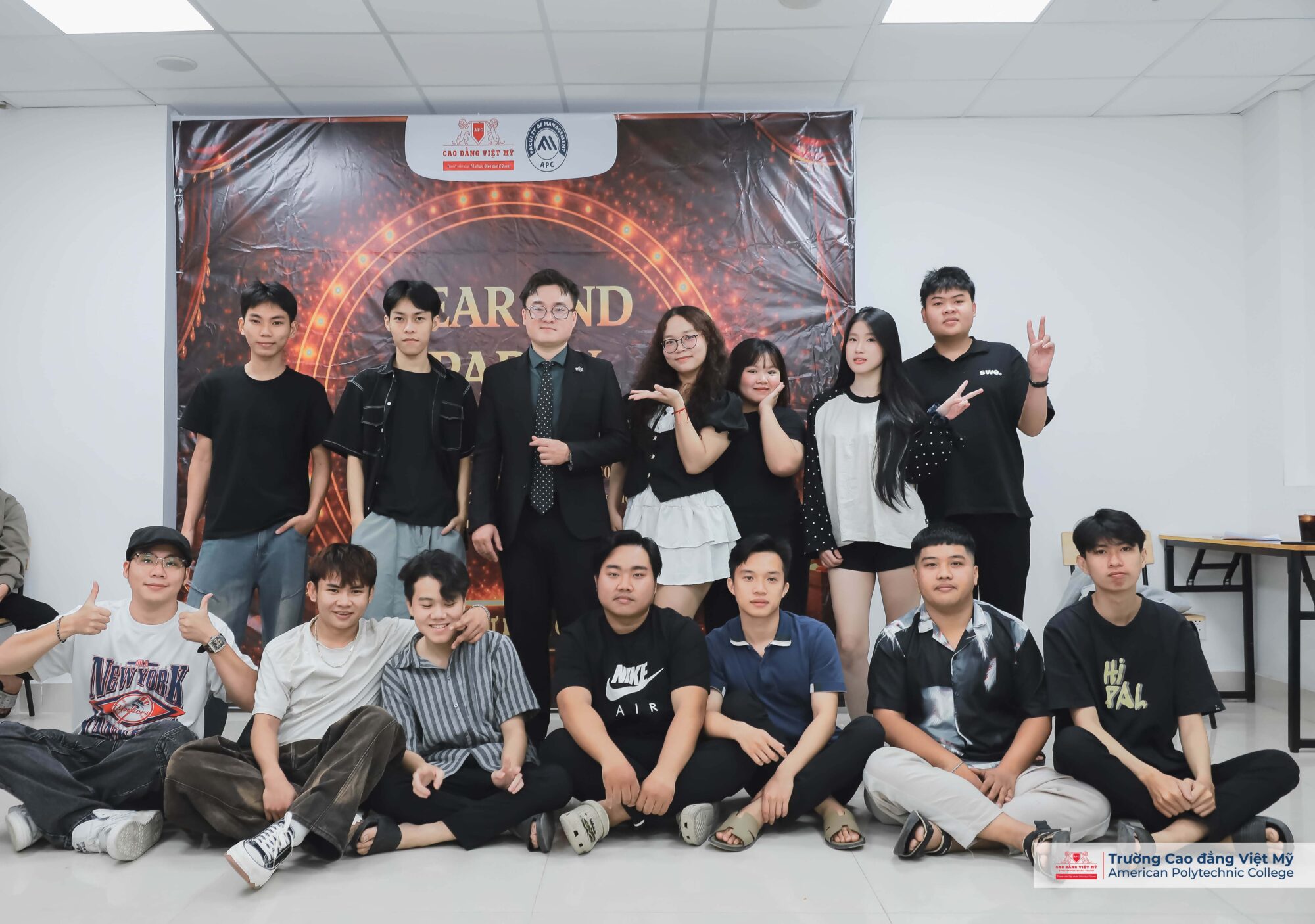 Sinh viên Việt Mỹ Lớp Tổ chức sự kiện tại sự kiện YEAR END PARTY 2025