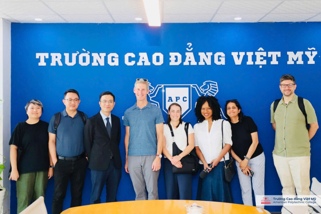 Đoàn phỏng vấn đến từ MarketplaceMarketplace (Mỹ) checkin cùng ThS. Hoàng Văn Cương – Phó Hiệu trưởng trường Cao đẳng Việt Mỹ