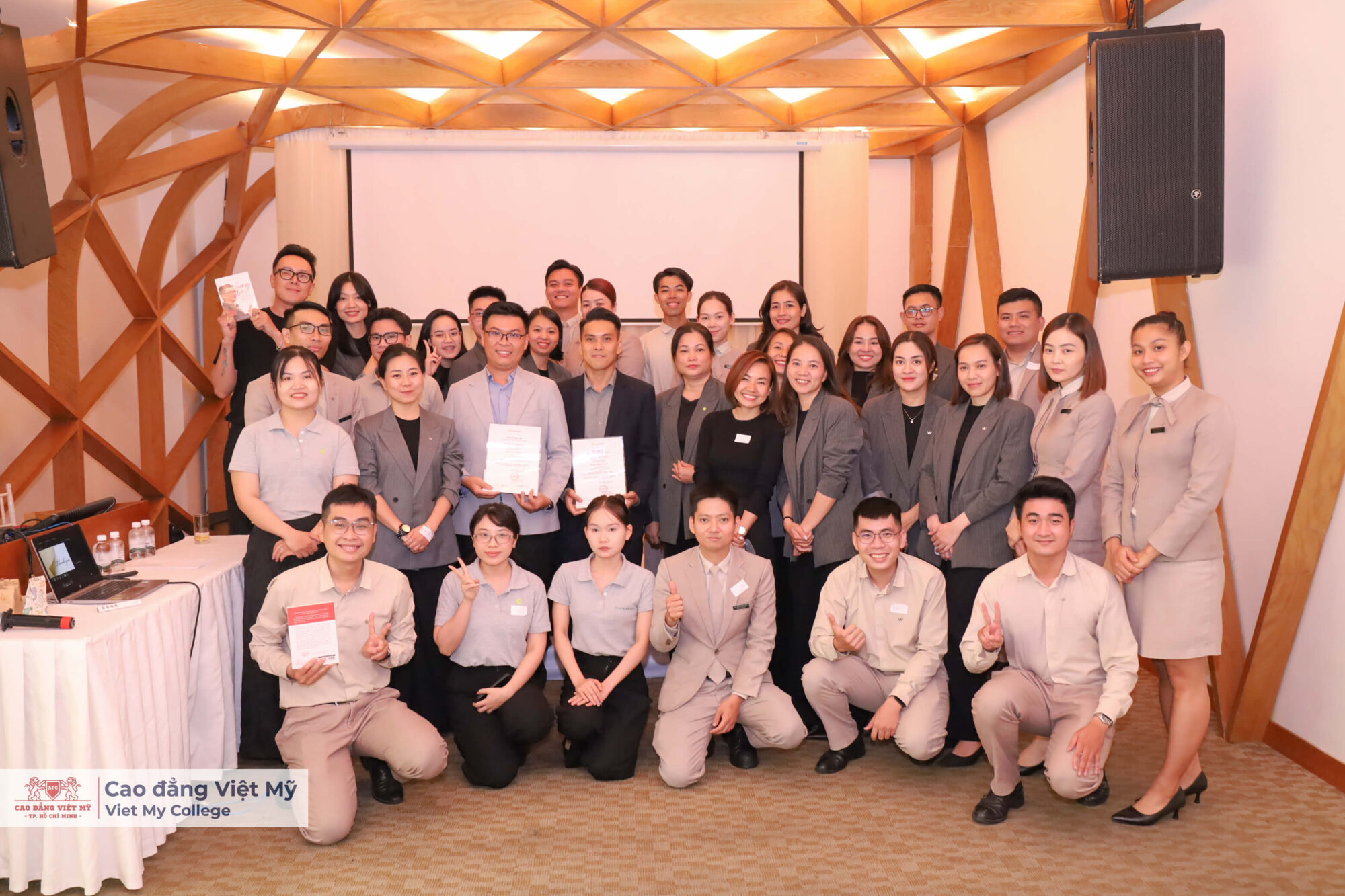 Workshop “HIỂU ĐỂ TẬN TÂM – FROM HEART TO GLOBAL” tại IN Hospitality - White Palace Hoàng Văn Thụ với sự đồng hành chia sẻ của các giảng viên Cao đẳng Việt Mỹ