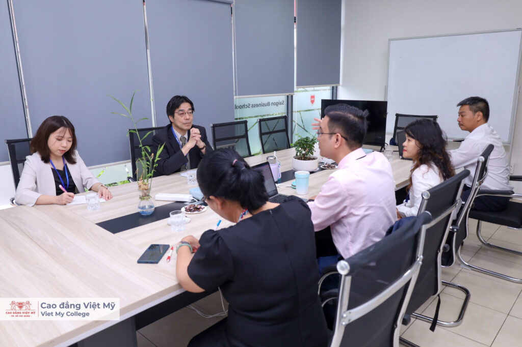 Đại diện Trường Cao đẳng Việt Mỹ và JICWELS cùng thảo luận sâu về định hướng hợp tác đào tạo – tuyển dụng, đặc biệt là việc mở ra cơ hội làm việc tại Nhật Bản cho sinh viên ngành Điều dưỡng, Chăm sóc sức khỏe