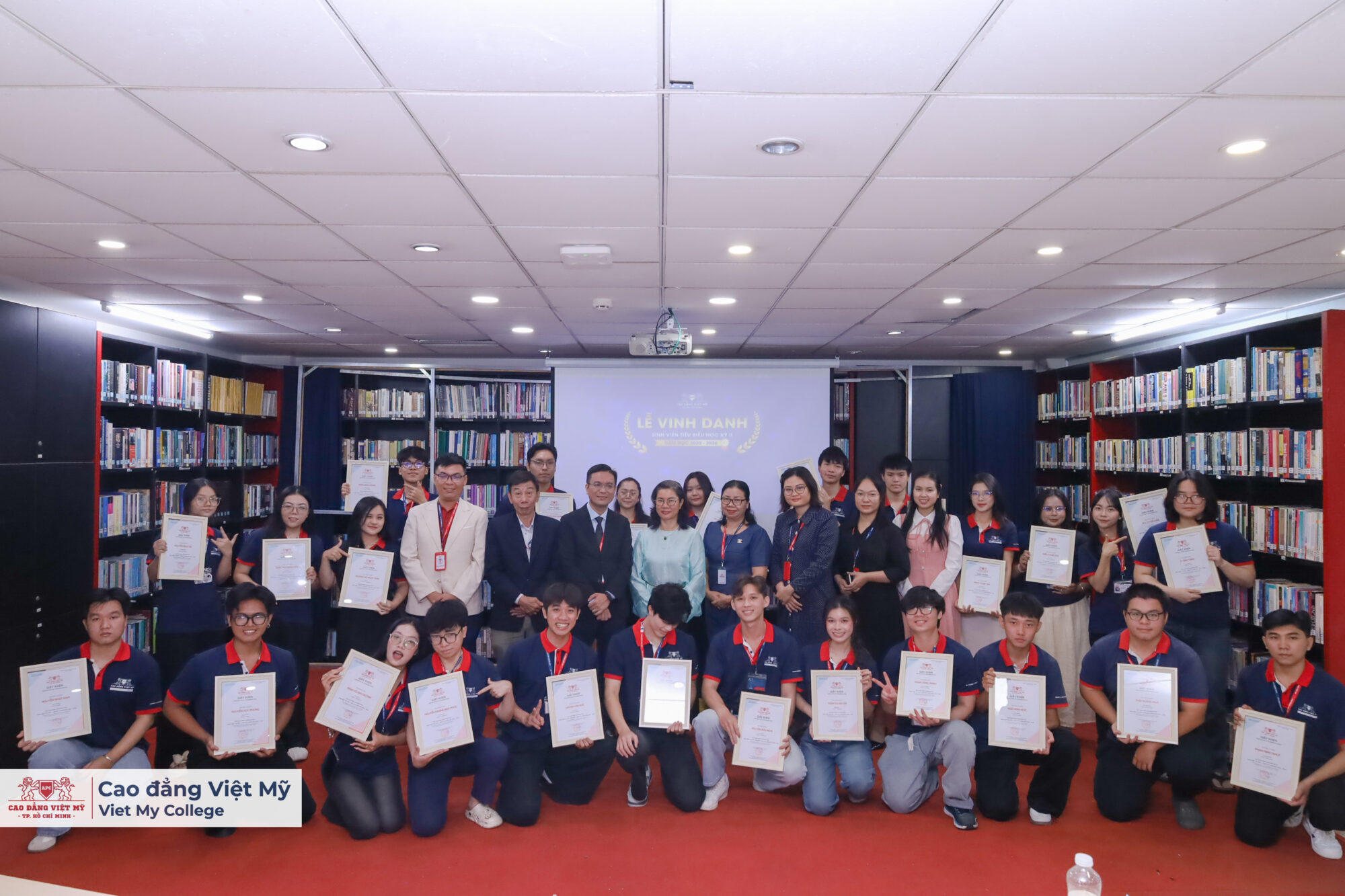 LỄ VINH DANH SINH VIÊN VIỆT MỸ “2 TỐT” 2026 - Tôn vinh những nỗ lực toàn diện – Nuôi dưỡng hành trình trưởng thành của thế hệ sinh viên bản lĩnh