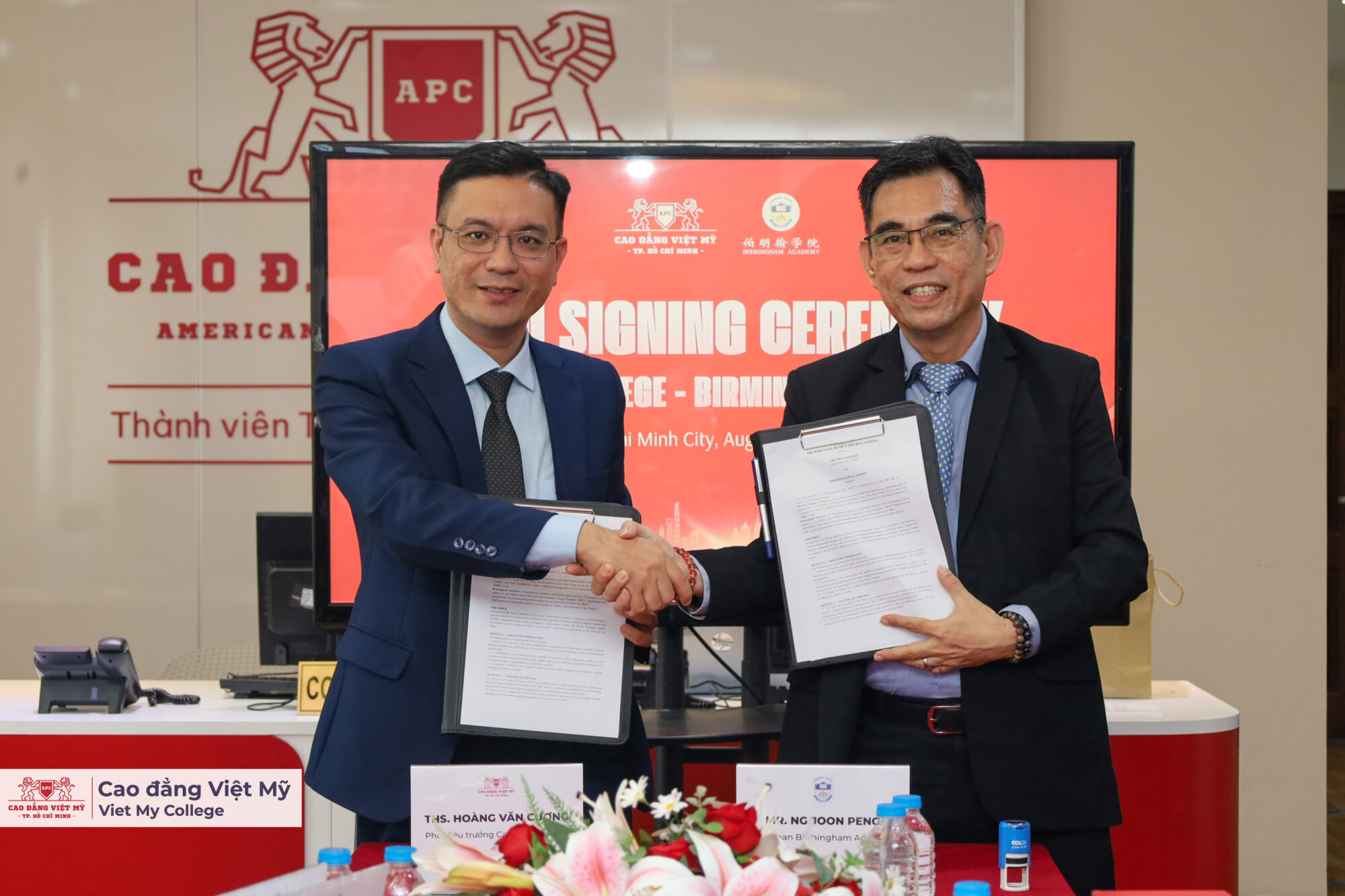 Đại diện Viet My College và Birmingham Academy – Singapore cùng chia sẻ tinh thần hợp tác, hướng đến những giá trị giáo dục bền vững và cơ hội phát triển cho sinh viên.