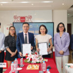 ThS. Hoàng Văn Cương – Phó Hiệu trưởng Cao đẳng Việt Mỹ và Bà Nguyễn Thị Thanh Trang – Giám đốc Nhân sự InterContinental Nha Trang thực hiện nghi thức ký kết Thỏa thuận hợp tác, hướng đến mở rộng cơ hội thực tập, trải nghiệm và phát triển nghề nghiệp cho sinh viên Việt Mỹ
