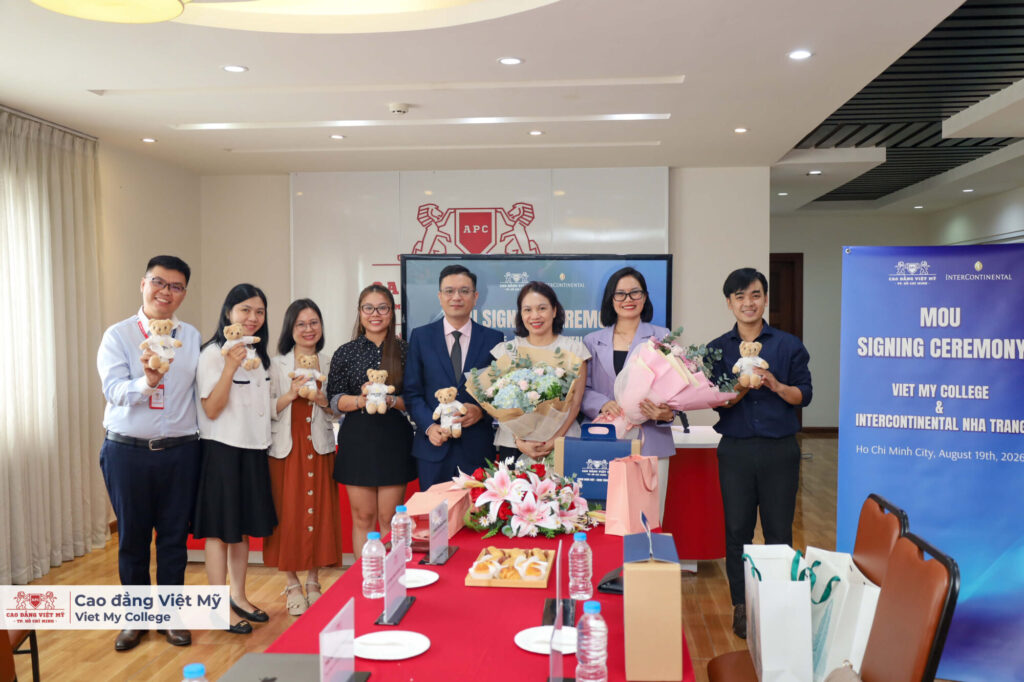 Đại diện Cao đẳng Việt Mỹ và InterContinental Nha Trang cùng lưu giữ khoảnh khắc hân hoan, đánh dấu bước khởi đầu cho hành trình hợp tác và đồng hành cùng sinh viên Việt Mỹ