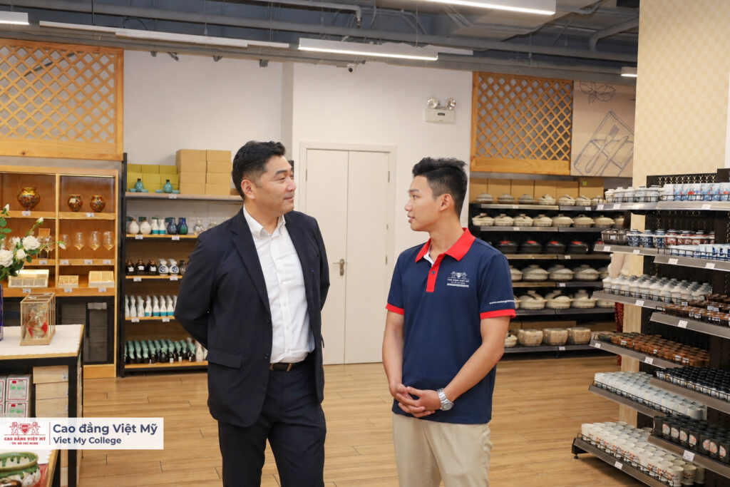 Sinh viên năm nhất của Cao đẳng Việt Mỹ có cơ hội được trò chuyện cùng ông Miura Yoshihiro – Phó Giám đốc AKURUHI JV