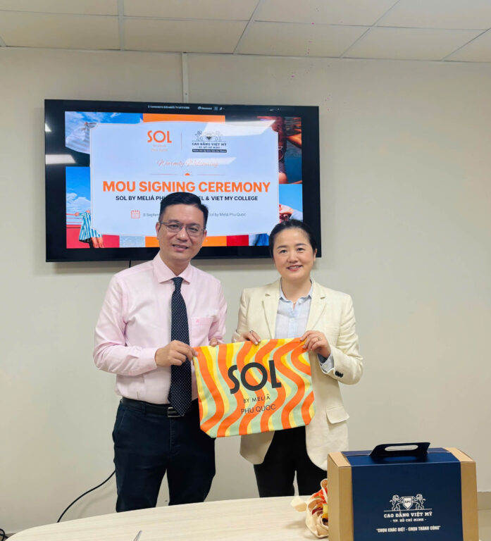Đại diện Trường Cao đẳng Việt Mỹ cũng có buổi trao đổi sâu về việc phối hợp phát triển nguồn nhân lực cùng Đại diện khu nghỉ dưỡng cao cấp Sol by Meliá