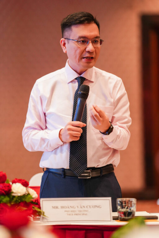 Ông Hoàng Văn Cương, Phó Hiệu trưởng Trường Cao đẳng Việt Mỹ phát biểu tại lễ ký kết biên bản ghi nhớ hợp tác cùng Vinpearl Phú Quốc