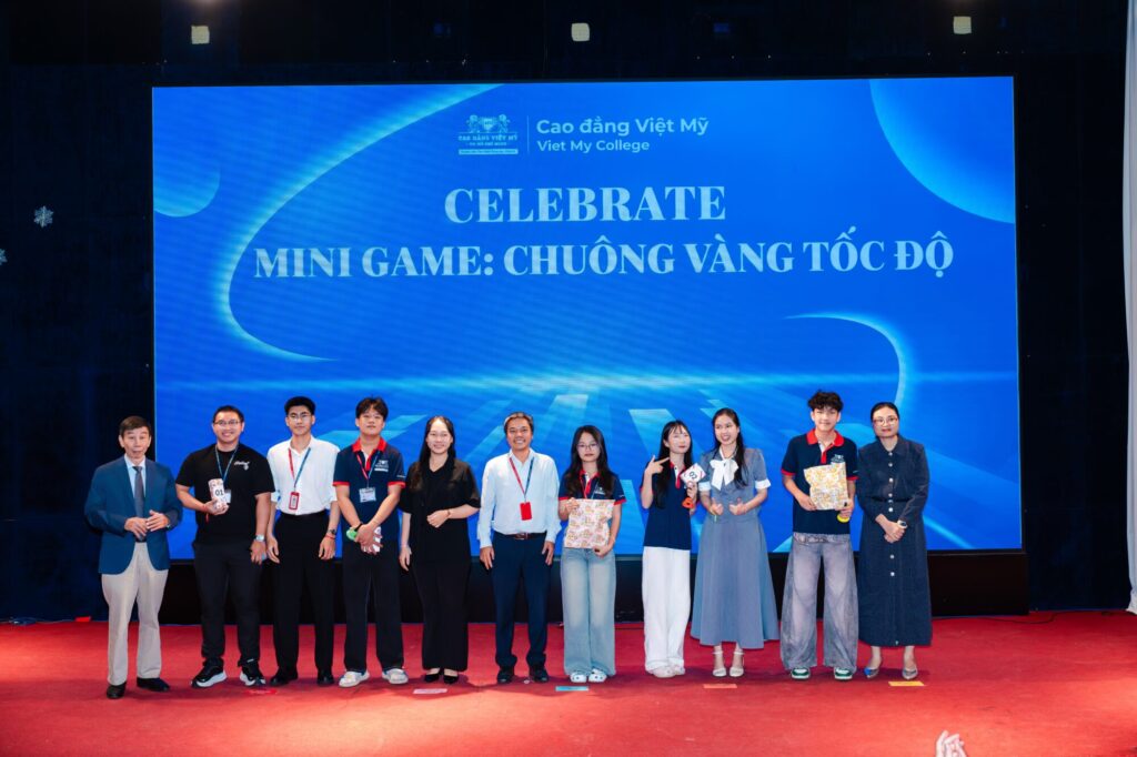 Các bạn Tân Sinh Viên Việt Mỹ thỏa sức vui vẻ rinh về quà lớn cùng minigame tại Lễ Khai Giảng năm học 2026-2027