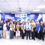 Sinh viên Việt Mỹ cùng chụp ảnh lưu niệm với chị Nguyễn Thái An - Operation Director tại Pizza 4P’s tại sự kiện THE WAY WE WOW