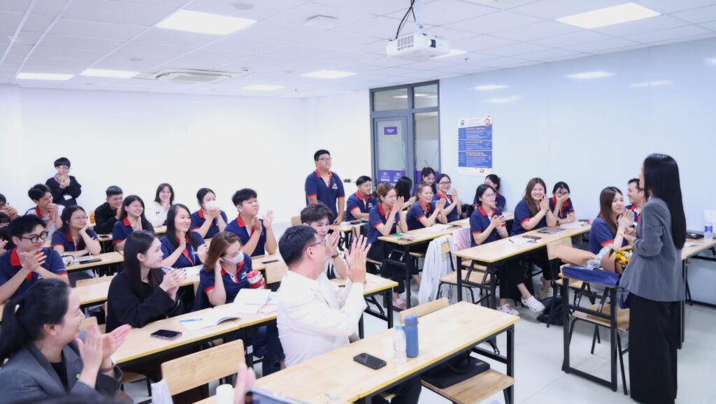 Chị Hồ Ngọc Trúc Linh – Training & Education Partnerships Manager tại IN Hospitality thoải mái chia sẻ những giải đáp cho sinh viên Việt Mỹ