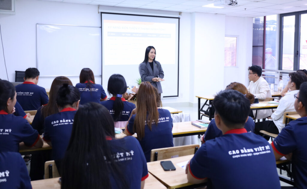 Chị Hồ Ngọc Trúc Linh – Training & Education Partnerships Manager tại IN Hospitality chia sẻ kinh nghiệm thực tế cùng sinh viên Việt Mỹ về cách tạo ấn tượng và nâng cao dịch vụ đến khách hàng